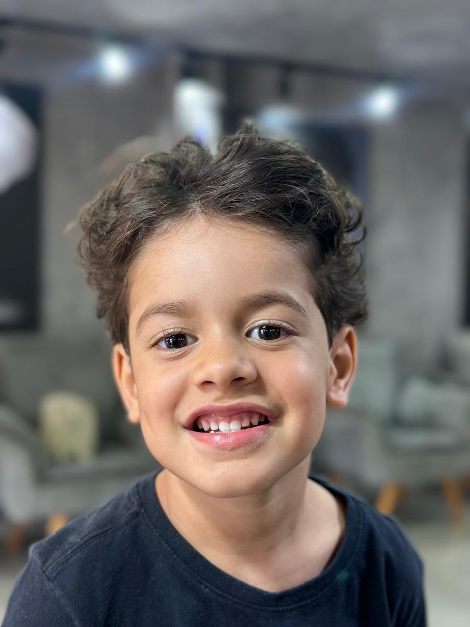Corte infantil finalizado com cachos definidos