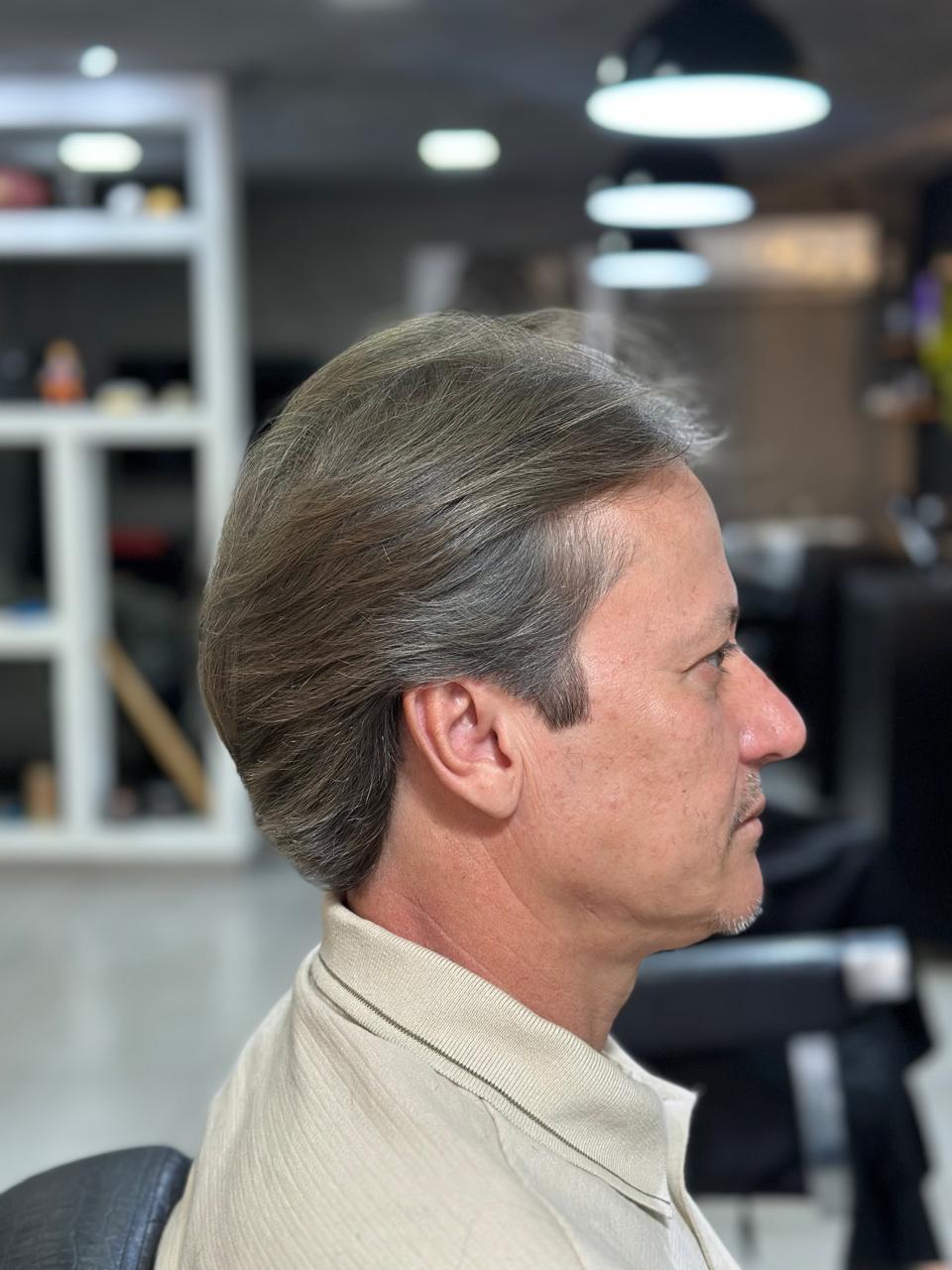 Corte clássico em cabelos grisalhos